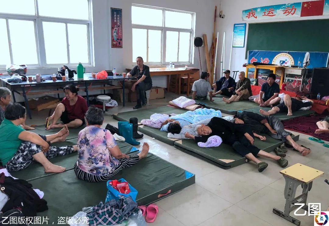 『六安』暴雨来袭，安徽六安部分村庄被水围困，村民购快艇转移乡邻