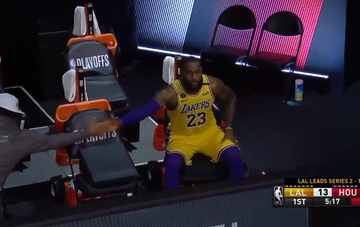 湖人队|塔克惹怒湖人替补席！詹皇怒了，直接和他吵起来，霍华德也加入争吵