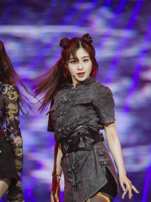 「黄圣依」伊能静给黄圣依上课,黄圣依满脸想逃离,和张萌相视一笑太微妙了