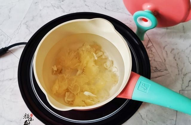 「枇杷」5月最该吃这水果，我家一买就是5斤，用来煲糖水，全家都爱喝