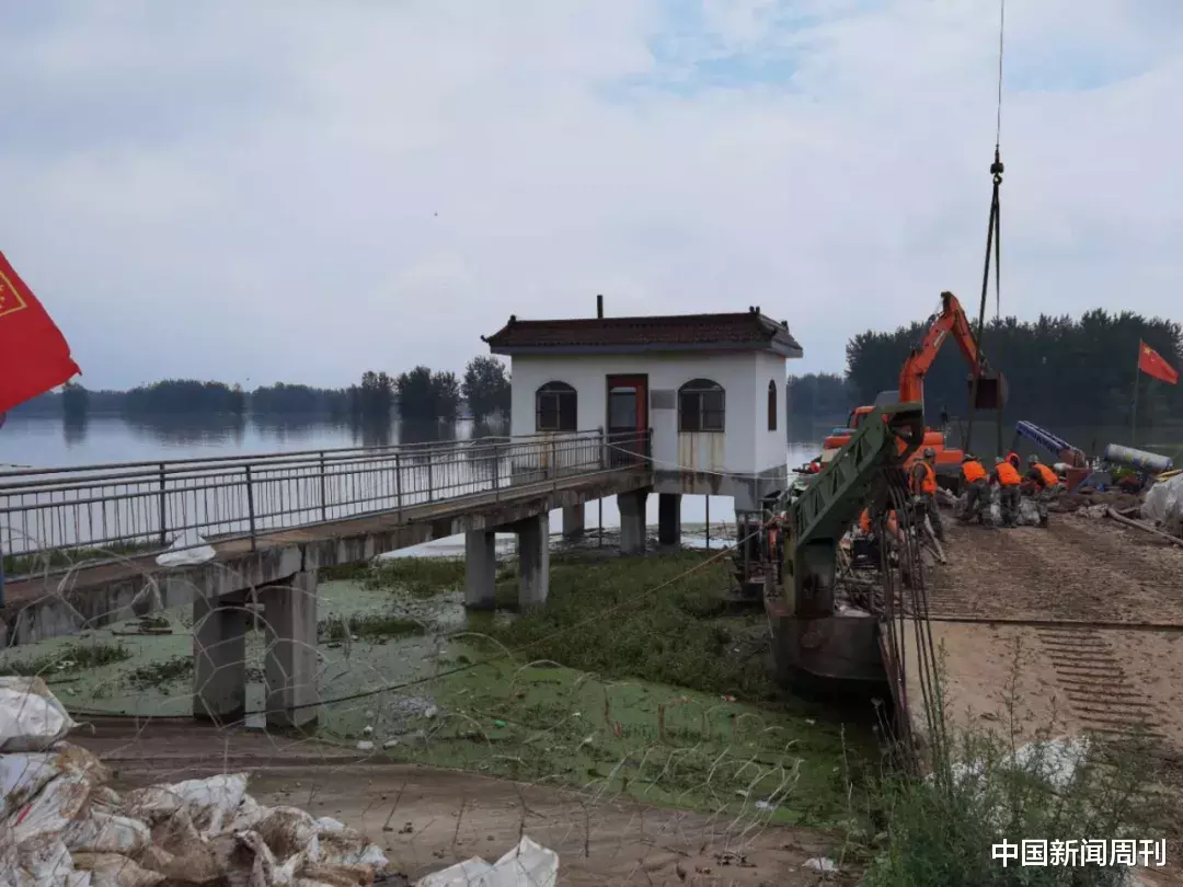 淮河|安徽一蓄洪区闸门破损：出现直径十米漩涡，八千余人紧急转移