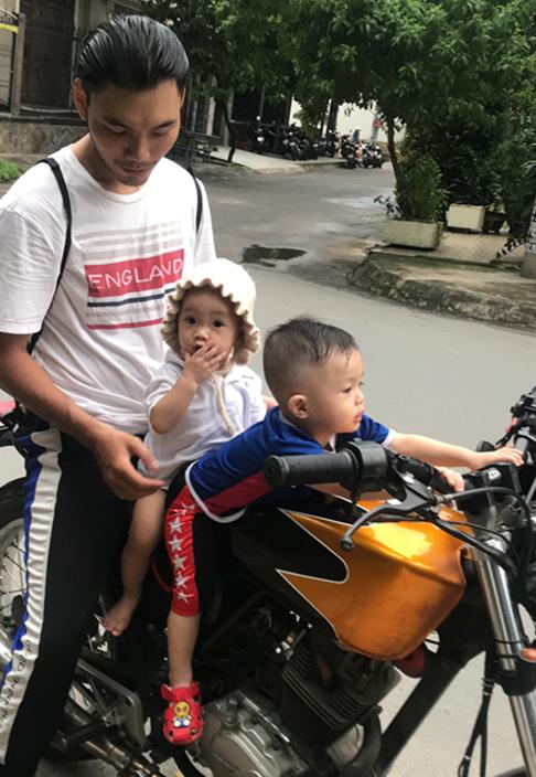 睹图|男子上学时追求女生被拒,如今对方成单身母亲终于同意在一起