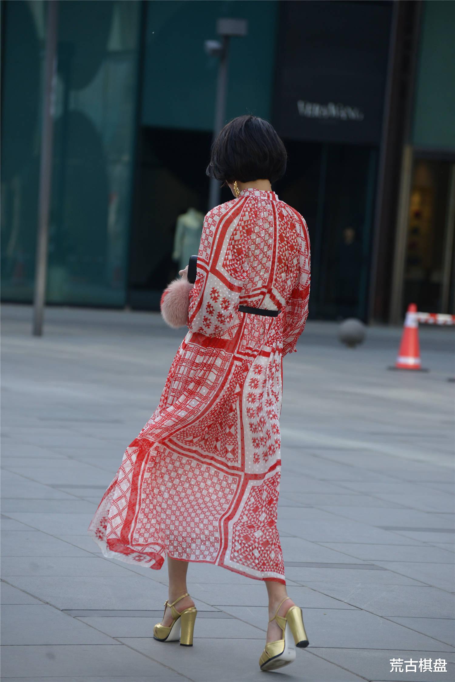 「穿衣搭配」穿着长裙,搭配一双金色粗高跟凉鞋,短发更显精致