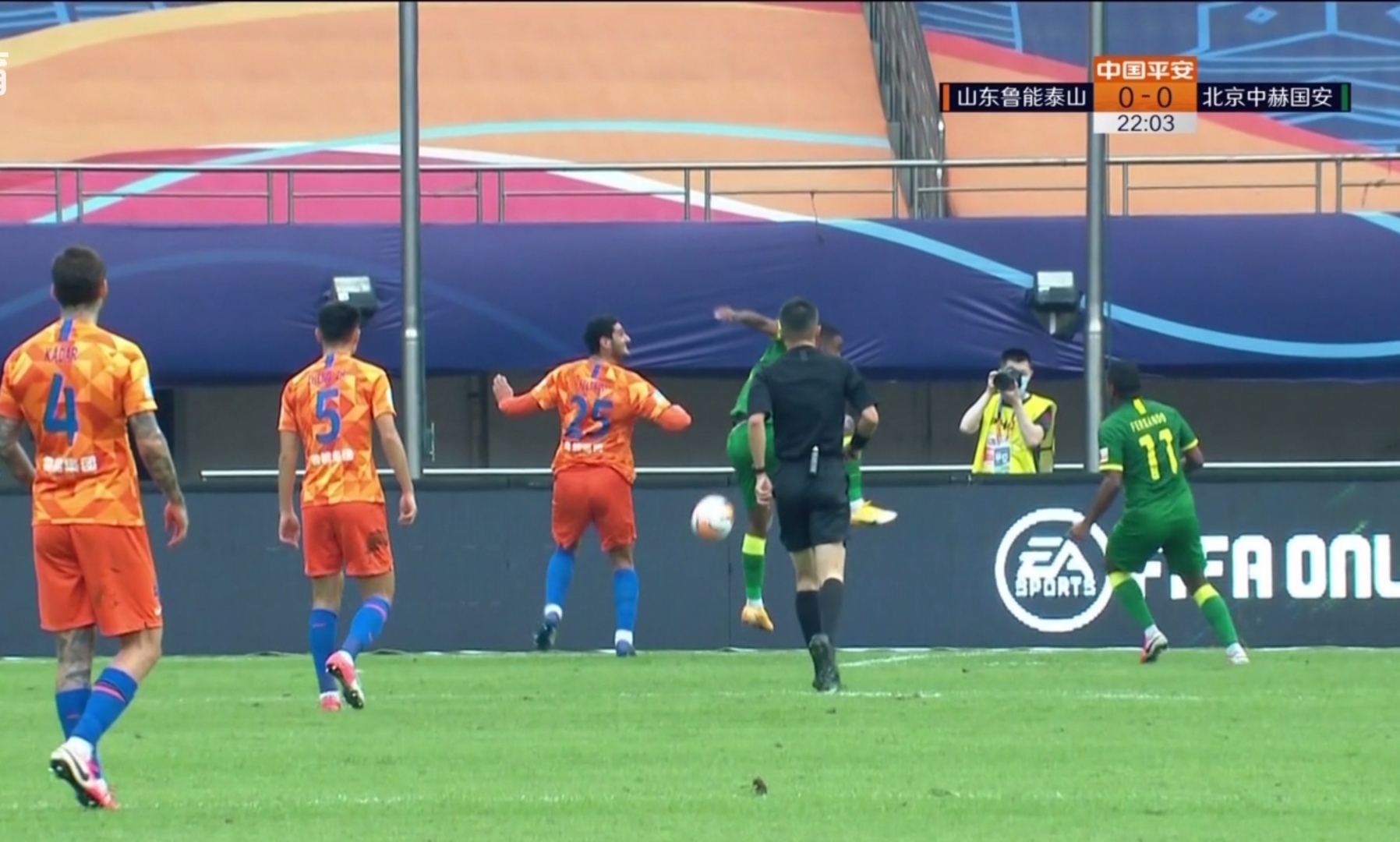 点球|裁判当球迷不懂球！点球从何而来？先犯规进球也算？巨大争议的背后是什么？