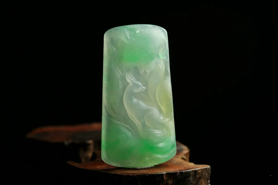 翡翠▲冰飘阳绿的精品翡翠片料，俏色巧雕九尾狐，意境十足！