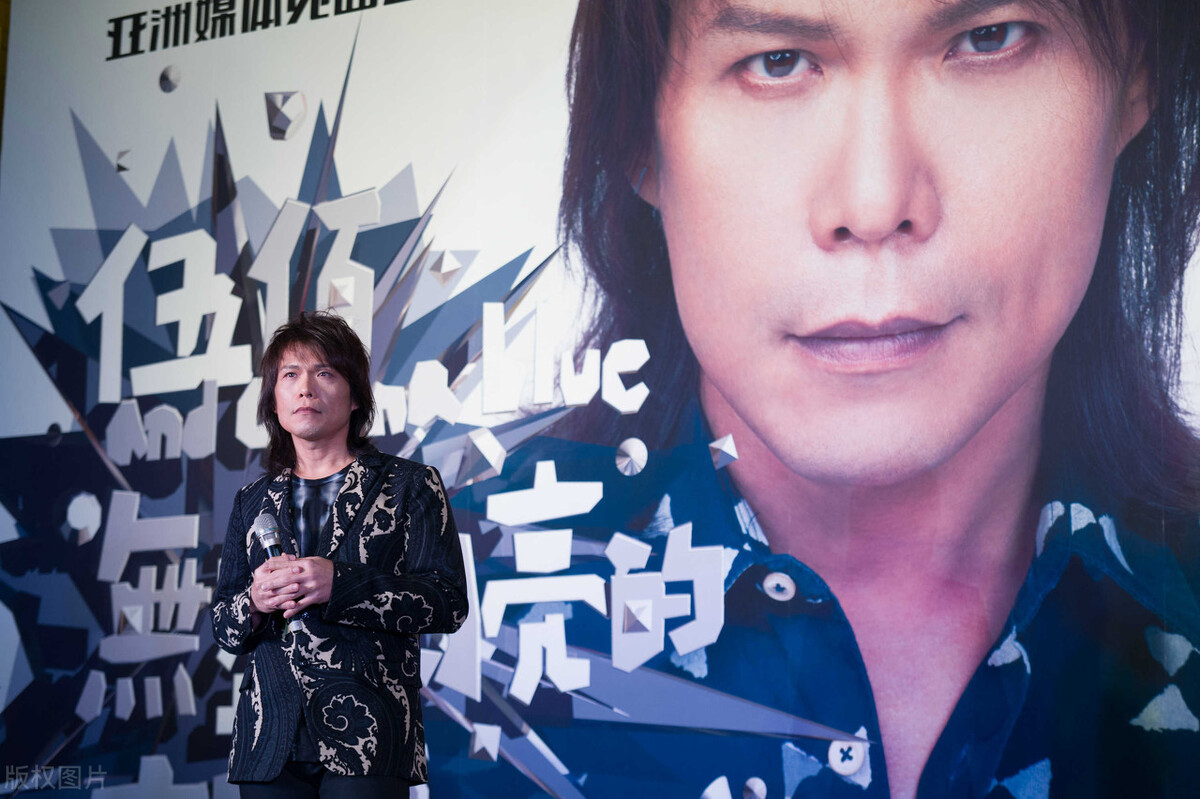 演唱会|经典音乐人：开演唱会都不用自己开口的人！全是观众在唱——伍佰