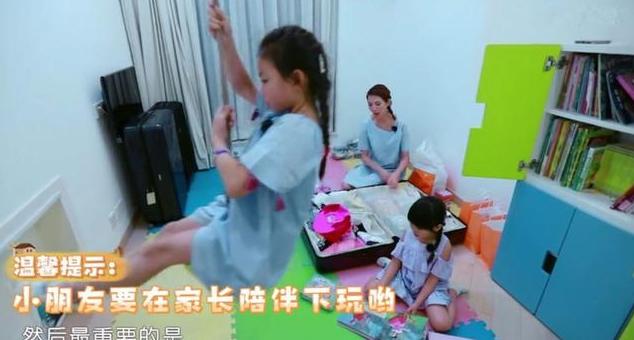 宿舍|参观蔡少芬在香港的家,女儿卧室像学校宿舍,两张双层床紧挨着放