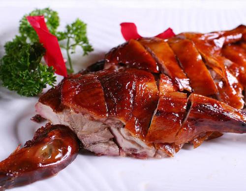 [烤鸭]去北京吃烤鸭被问：鸭架要炸还是煲汤？不要犹豫，回答4个字就行