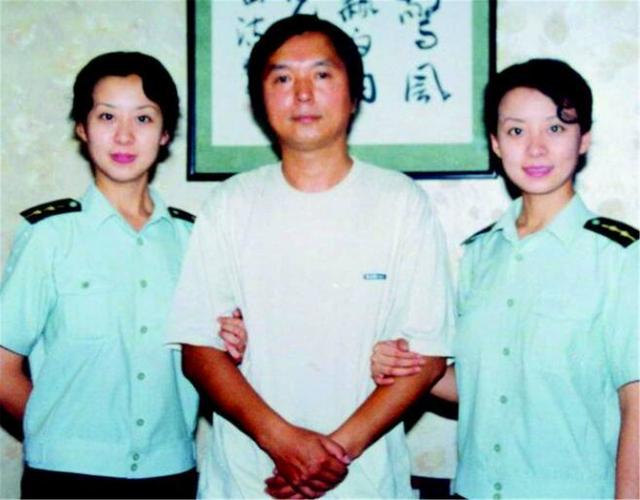 晓君侃史|21年前，双胞胎姐妹因阅兵走红，公司出高薪求合作被拒，后来怎样