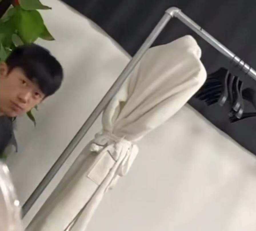 易烊千玺|易烊千玺被指“照骗”，妆前生图堪比素人，与精修阳光少年差别大