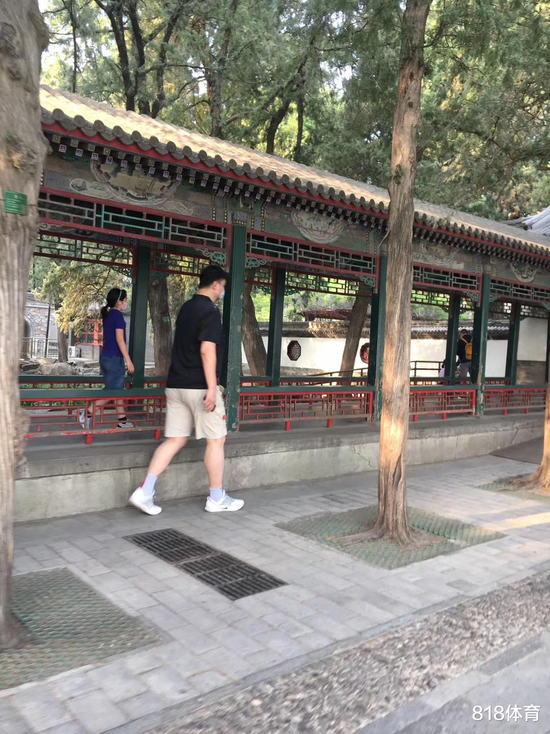 「姚明」姚明带女儿游玩颐和园！姚主席戴口罩也被秒认，9岁姚沁蕾身高1米7