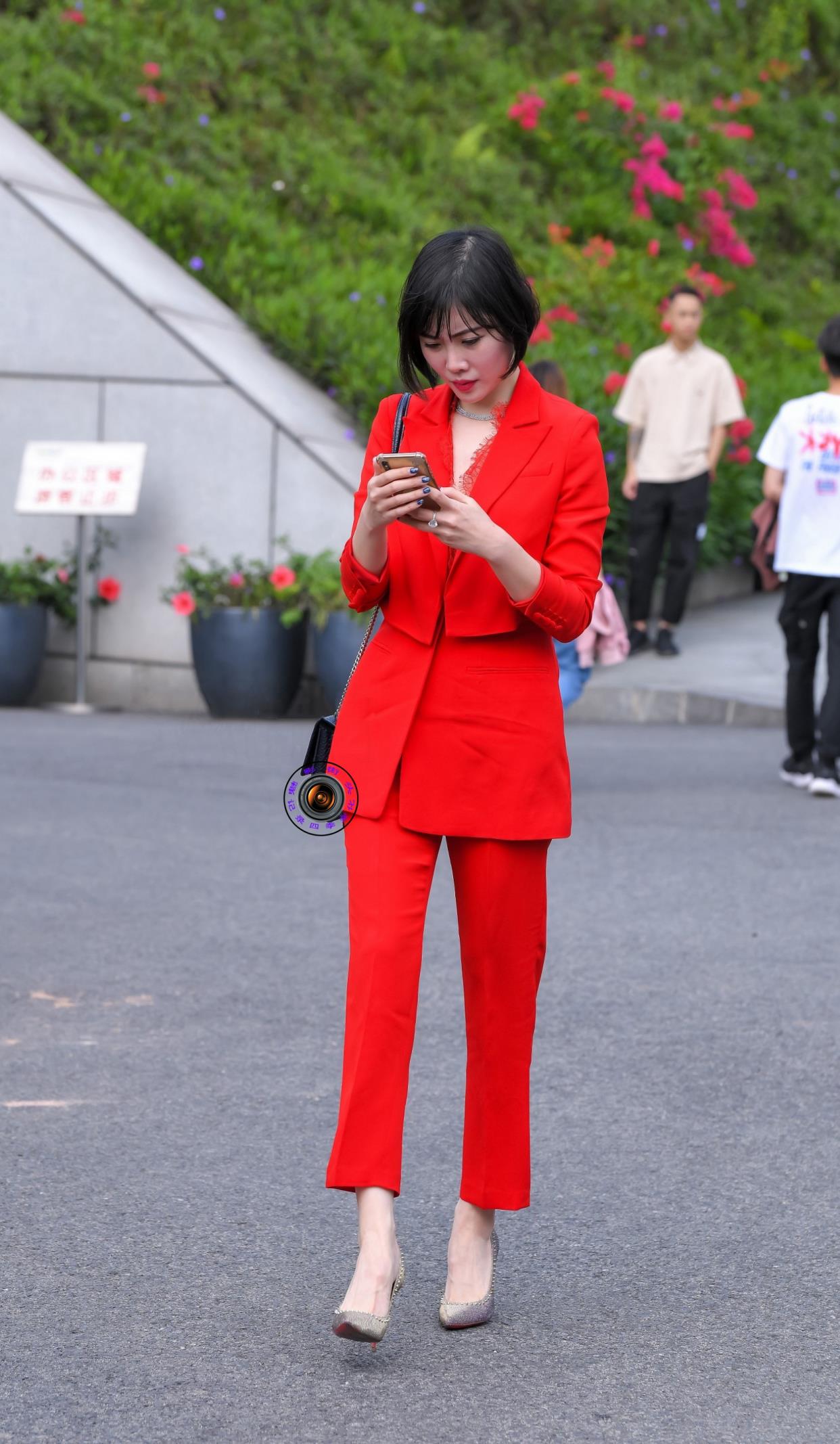 西装|精致的短发美女，红色西服套装搭配紫色尖头细跟鞋，展现高贵气质