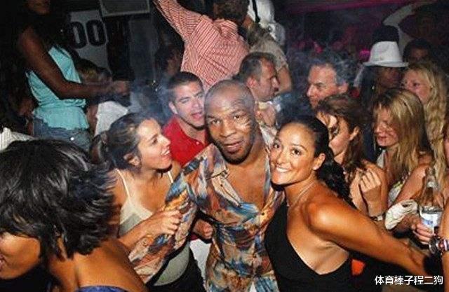 『迈克·泰森』重出江湖！54岁泰森继续打拳 近照如七旬老人 被陪练打得狼狈不堪