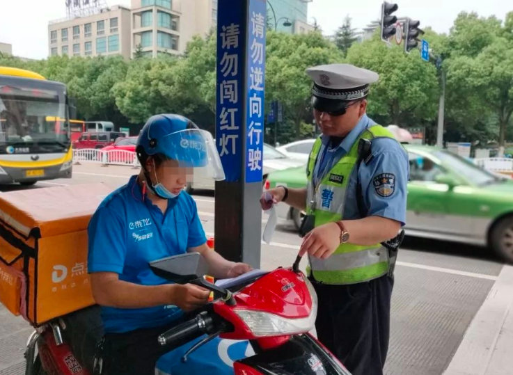 【电动车】电动车新规又增一条，想上路先考证！看完费用车主心凉：推着走吧