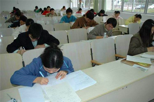 大学|大学“很费脑”的3个专业，挂科却很容易，毕业后就业还一般