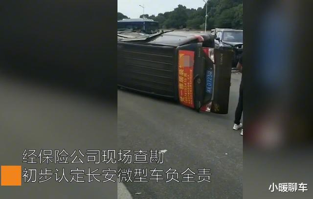 『劳斯莱斯库里南』女司机撞上800万库里南,躲车里不敢出来,交警:出来吧,你全责