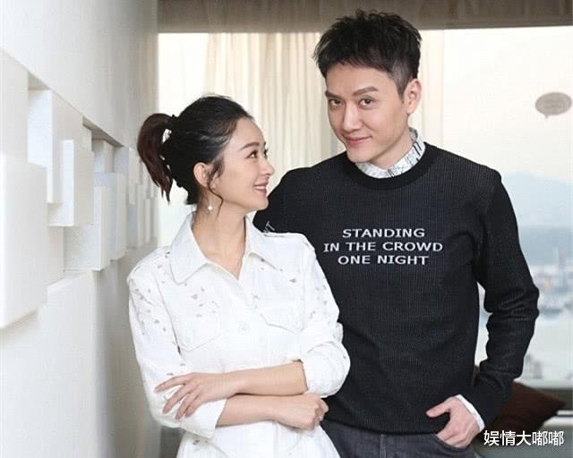 赵丽颖■赵丽颖尝试新风格，机场秀蛮腰，老公贴心相伴，爱在小桥流水间