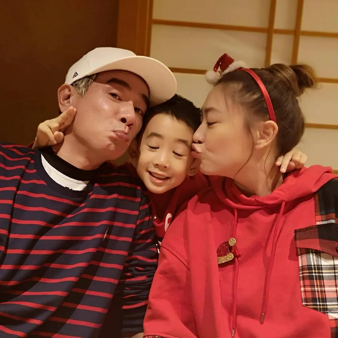 陈小春|应采儿剖腹产生下二胎，陈小春竟这样回应……完美婚姻，不过是一场假象！