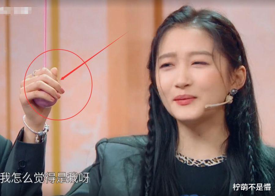 「美甲」关晓彤带火“无痕美甲”，明明很贵却像没做过，贫穷限制我的想象