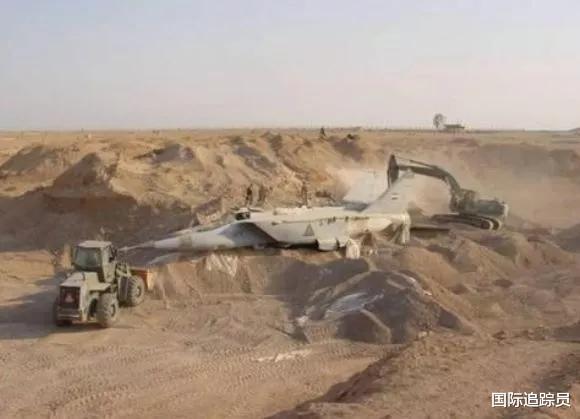 美国@萨达姆将800架战机藏入沙漠，却不用来对付美国，如今才知多高明