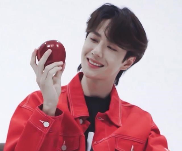 「王一博」王一博连轴转，下戏后赶行程饿肚子拍广告，拍摄完毕吃光剩下道具