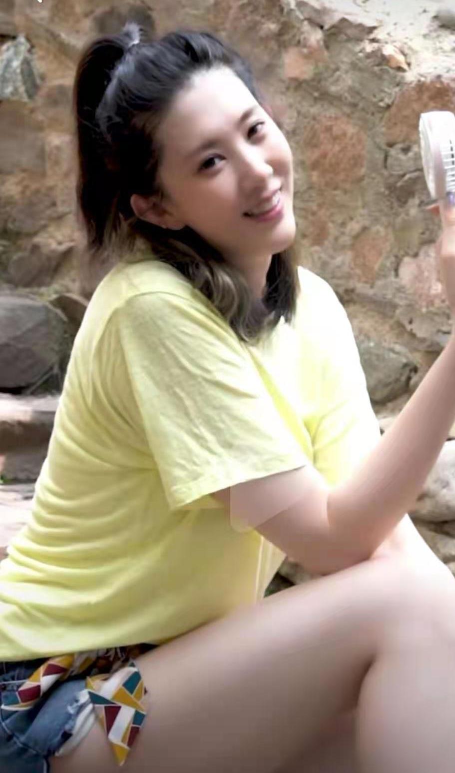 薛明|女排薛明超短裤美照，皮肤白嫩，上围傲挺，颜值惊艳女排第一美女