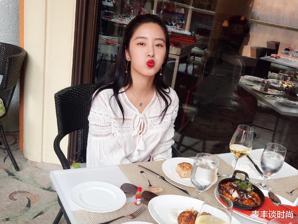 「杨采钰」不愧是“高级脸”，杨采钰纯色T恤穿出复古感，配红唇魅力十足