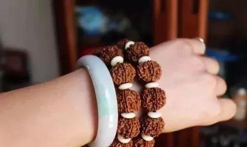 []这6种文玩手串, 是“大汗手”的专利, 干手玩家, 不配“盘它”!