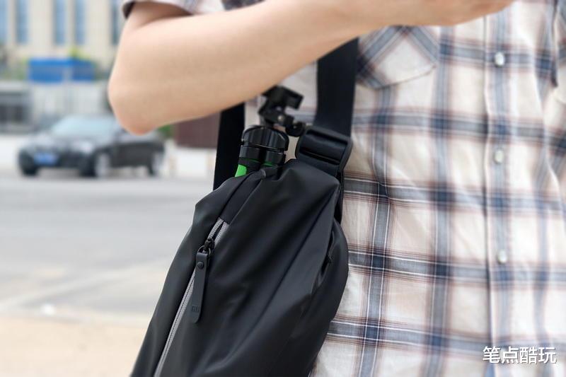 华策影视|包我满意:小米推出多功能运动休闲胸包,4空间3背法,水壶也能装