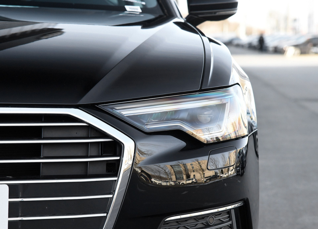 『奥迪A6L』曾经公认的“官车”，车长超5米，内饰3块大屏幕，现优惠完才32万