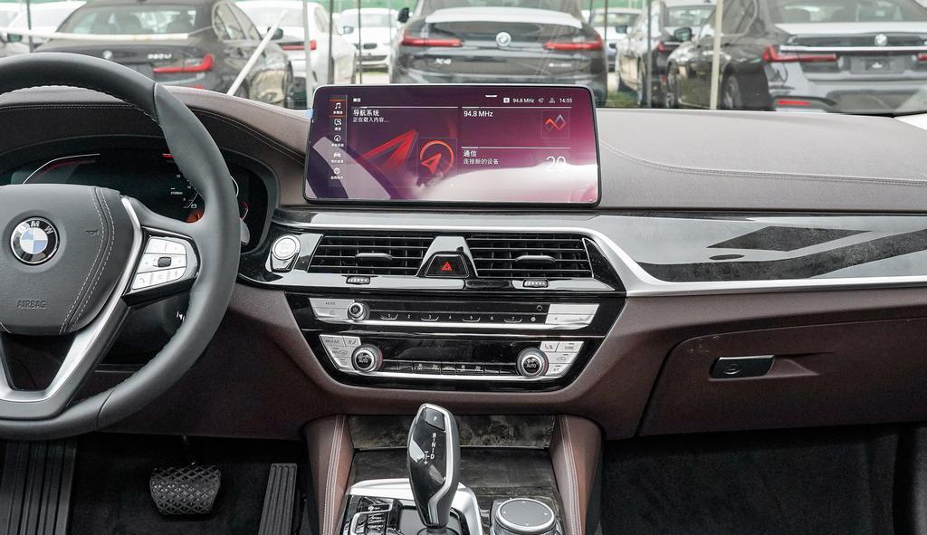 奔驰E级|2021款宝马5系正式上市，预售价曝光，网友：这价格是真的香