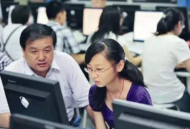 |高考分数400左右?纠结复读还是上大专?专家给出3点建议