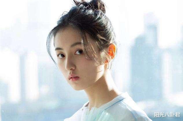 张子枫|张子枫学霸人设翻车，高考分数被曝不足400，节目里复习全是假象？