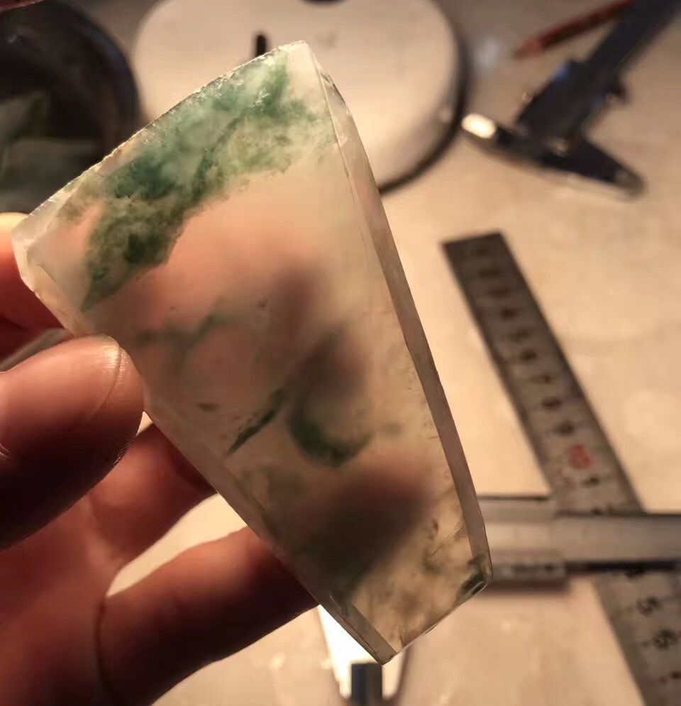 「翡翠」价值千万的翡翠赌料，切开裂的一塌糊涂，经大师之手竟起死回生！