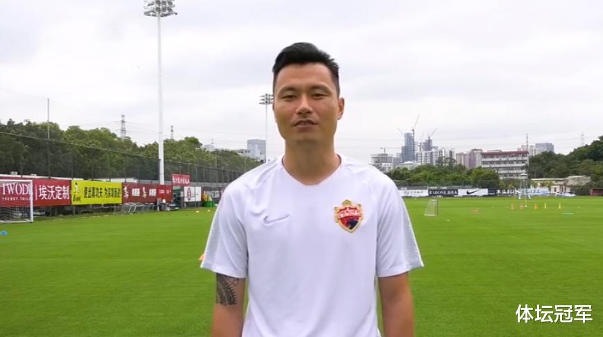 郜林▲避免笑话！郜林直播闹乌龙，隔离球员又违规，深足罚巨款加强管理