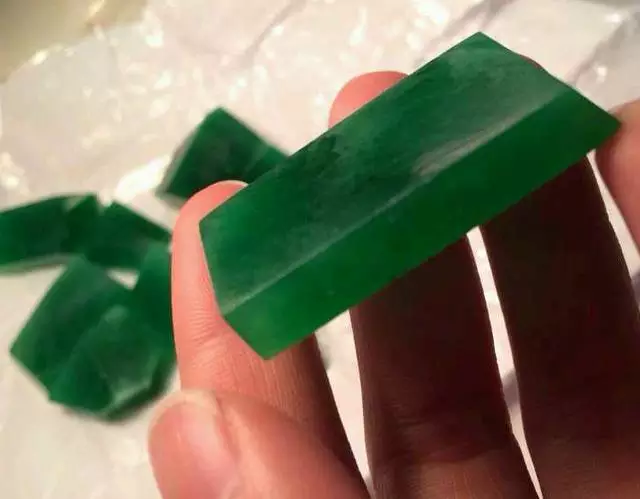 翡翠@翡翠帝王绿原石，我的眼已被靓瞎！！