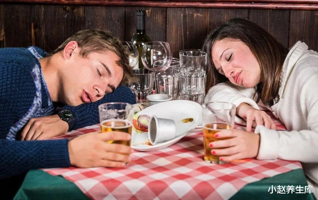 「熬夜」脑梗的“祸首”被揪出，不是吸烟喝酒，提醒：4个习惯尽早改掉！