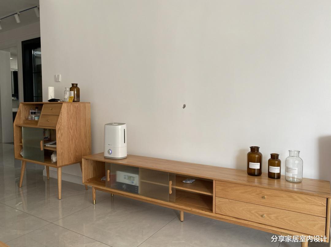 |越来越流行简约装修，看她家新房，不做电视墙、吊顶非常让人羡慕