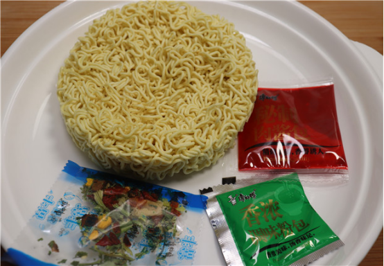 泡面|煮泡面,最“忌讳”先放面饼,原来一直弄错顺序,难怪油腻又难吃