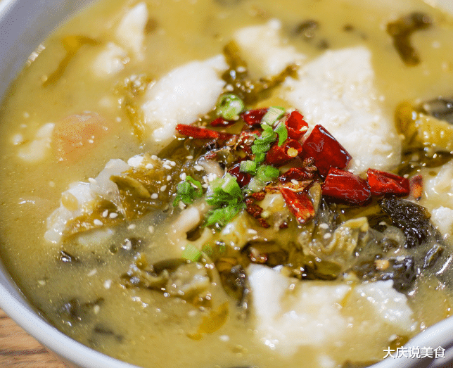 大白菜|腌酸菜时,只放盐是外行,学会这个土方法,两天就能吃,半年不坏