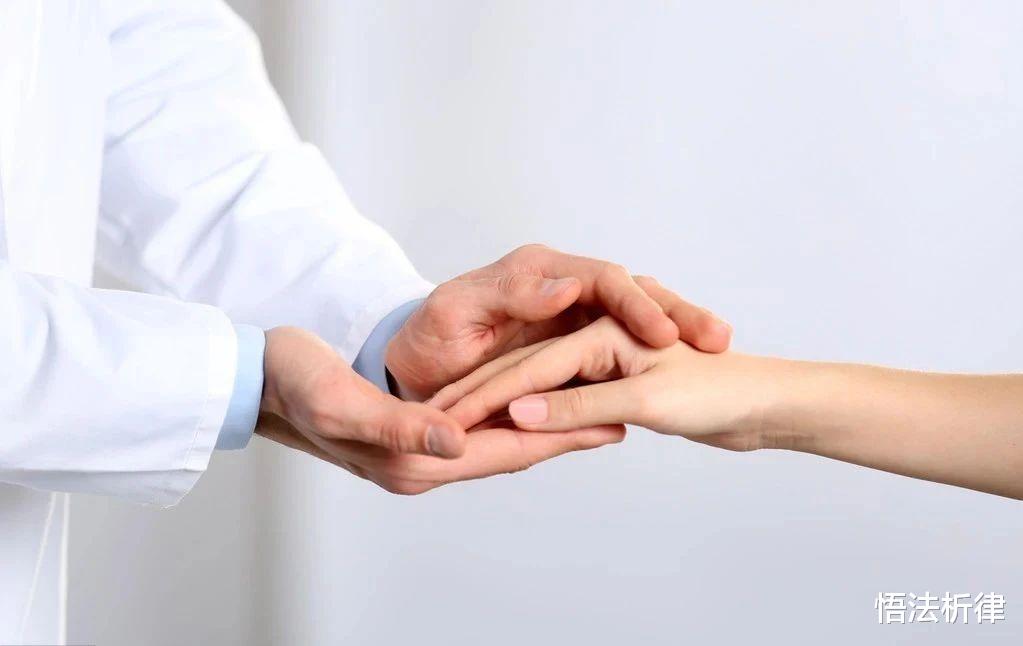 「」小孩翻墙进别人家院子,偷吃有农药的桃子后住院了,主人有责任吗