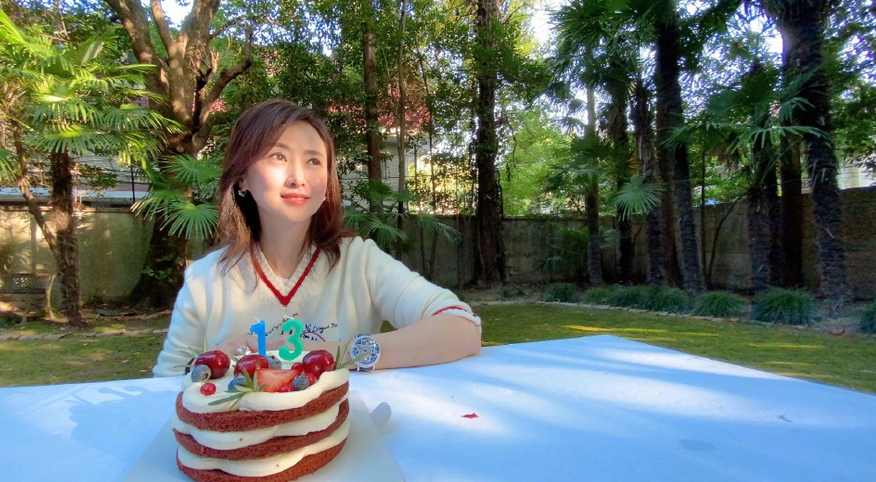 翁虹|翁虹13岁女儿颜值高，高鼻梁大眼睛，还有一股“混血风”