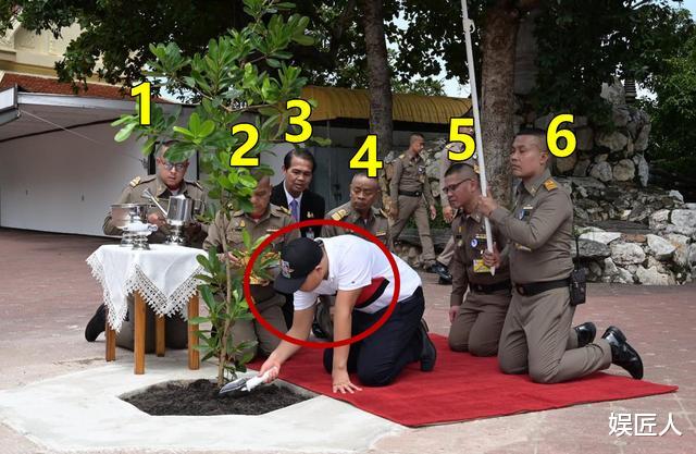 泰國兒子不“憨”瞭！下跪種樹祈福，得國王重視安排6個侍衛照顧-圖3