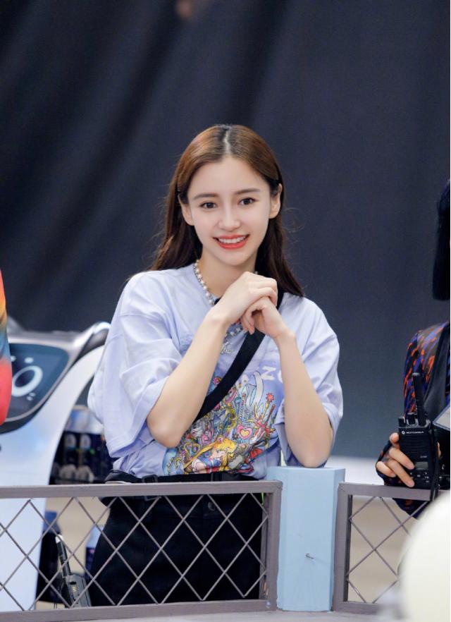 Angelababy|baby最新《奔跑吧》路透来袭，一身“幼儿裙”配双马尾，真会扮嫩