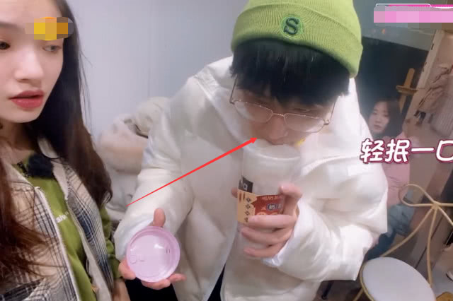 #林允#张新成喝林允的奶茶，不用吸管，谁注意他咋喝的？不仅绅士还环保