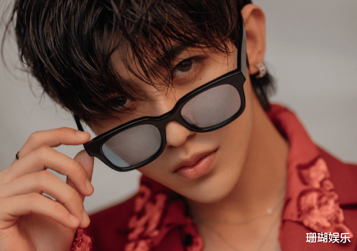 情人|蔡徐坤直播节目唱《情人》，歌词字幕引热议，差点以为是开卷考试