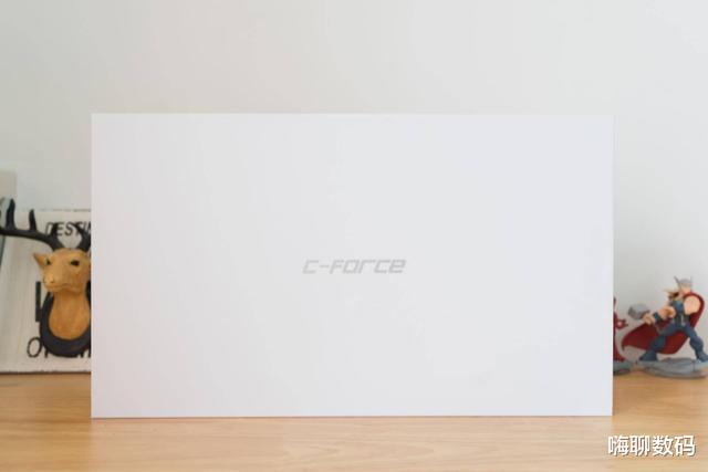 酷睿处理器|轻松享受大屏的快乐，体验C-FORCE15.6英寸便携显示屏