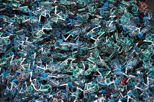 时代摄会|市民随意停放，无专业人员运维，太原上万辆共享单车被弃荒野