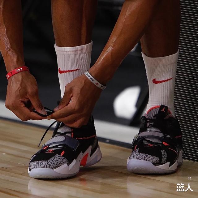 厦门大学|NBA球员上脚：詹姆斯和塔克三双，众球星致敬科比