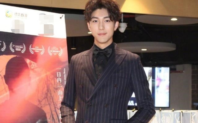 「央视」央视宝藏男主持被发现了，天生偶像男主脸，颜值高到不输当红偶像